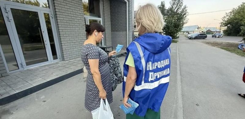 Нажмите для просмотра в полном размере В Барнауле ТОСовцы провели информационный рейд о безопасности при обнаружении дронов