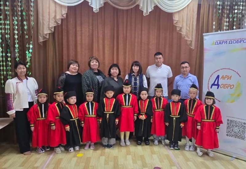 В Калмыкии детскому саду передали 15 национальных костюмов